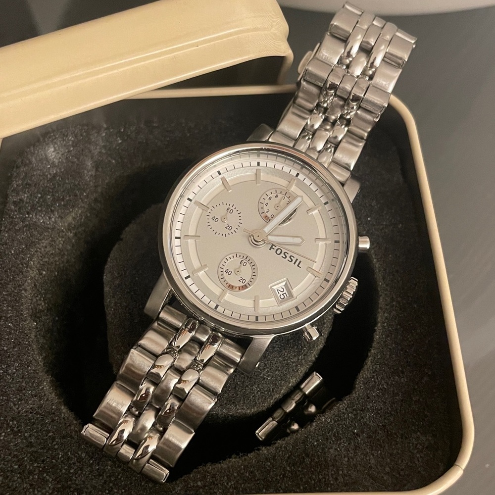 Round silver fossil watch in very good conditions.